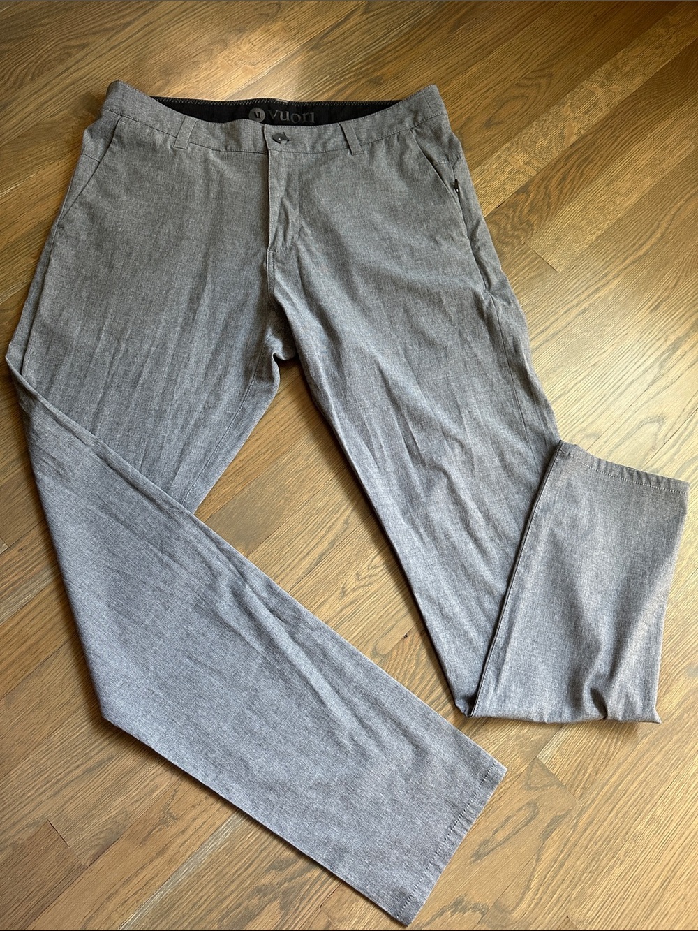 Vuori Men's grey golf dress pant